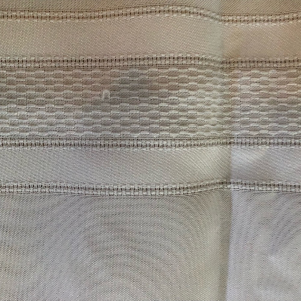 Beautiful Vintage Tablecloth with simple elegant classic raised pattern - Picture 7 of 10